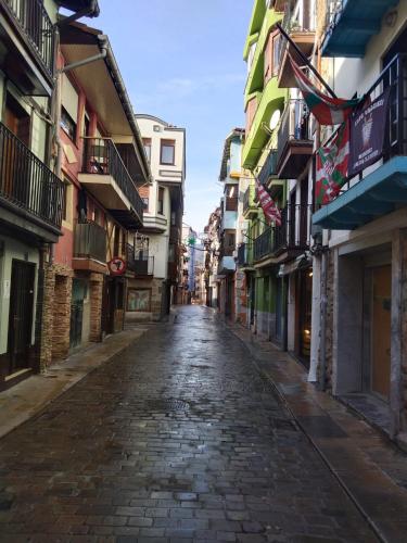 an empty street in a city with buildings at Apartamento Etxe Morea, Casco Histórico in Bermeo