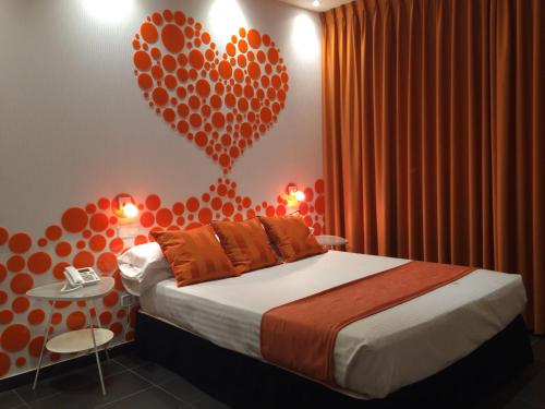 a bedroom with a bed with hearts on the wall at Hotel Indiana in Pinto