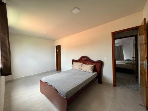a bedroom with a bed and a large mirror at La casa de 3 suítes em Guriri - equipada para 8 pessoas in São Mateus