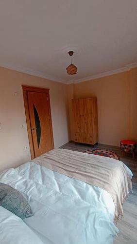 a bedroom with two beds in a room at Deniz Manzaralı Müstakil ev Aybalik in Ayvalık