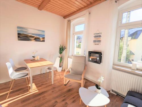a living room with a table and chairs at R1 - Urlaubsmagie - Bad Schandau fußläufig, Garten in Rathmannsdorf