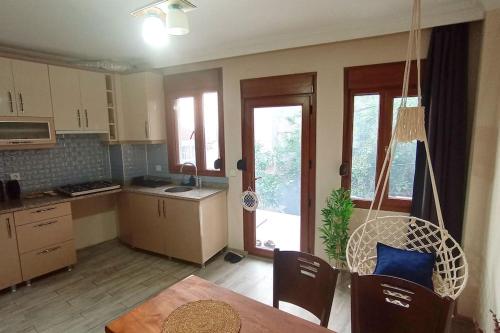 Una cocina o zona de cocina en Deniz Manzaralı Müstakil ev Aybalik