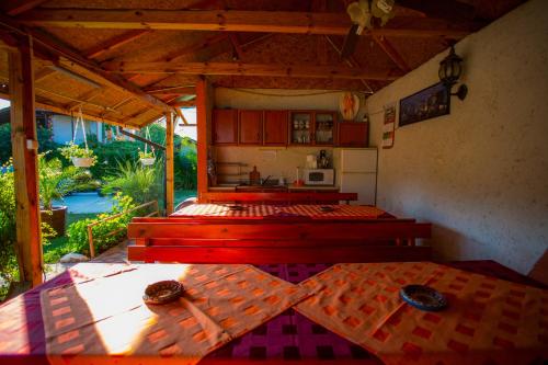 トロヤンにあるVila Livadetoのベッド2台付きの部屋、キッチン付きの家