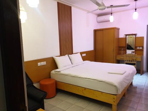 Кровать или кровати в номере Fuvahmulah inn