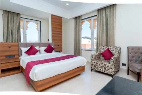 Letto o letti in una camera di Raghunandan Palace - A Premier Boutique Stay, City Center & 500 Meters from City Railway Station