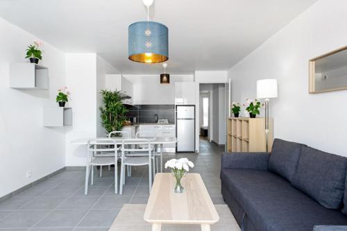 un salon avec un canapé et une table dans l'établissement Magnifique appartement à proximité de Paris, à Saint-Ouen