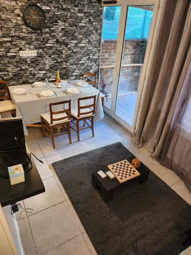 une salle à manger avec une table et une table et des chaises dans l'établissement Appart avec jardin proche Paris, à Aubervilliers