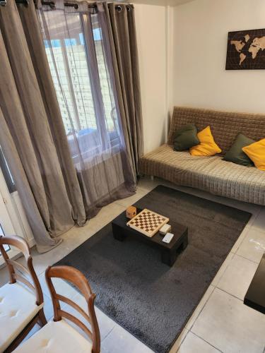 un soggiorno con divano e tavolo di Appart avec jardin proche Paris ad Aubervilliers