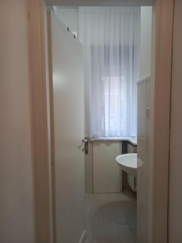 een witte badkamer met een wastafel en een toilet bij Ponte di Cecco appartamenti in Ascoli Piceno