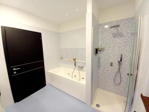 uma casa de banho com um chuveiro e uma banheira em Casa Diletta Luxury em Cavedine
