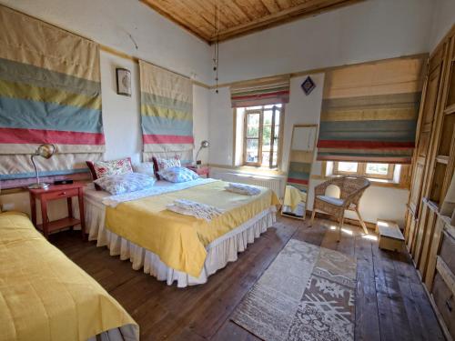 Katil atau katil-katil dalam bilik di Birgi Hotel Saliha Hanim Tas Konak