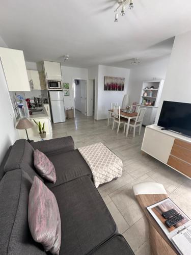 Los Gracioseros Apt 207