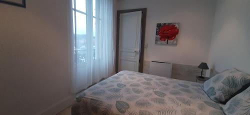 Una cama o camas en una habitación de ECM Continental