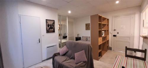 sala de estar con sofá y dormitorio en ECM Continental, en Vittel