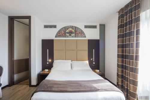 Ένα ή περισσότερα κρεβάτια σε δωμάτιο στο San Giorgio Palace Hotel Ragusa Ibla