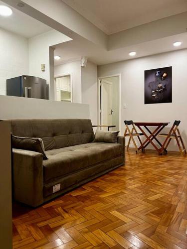 sala de estar con sofá y suelo de madera en COPACABANA Posto 5 MARAVILHA, en Río de Janeiro