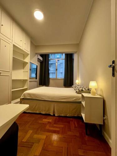 Una cama o camas en una habitación de COPACABANA Posto 5 MARAVILHA