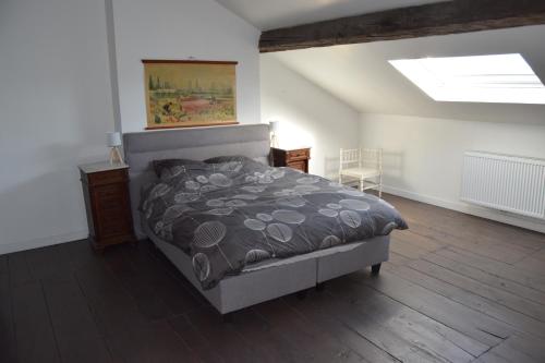 um quarto com uma cama e um quadro na parede em Appartement Bronckart_10 em Liège