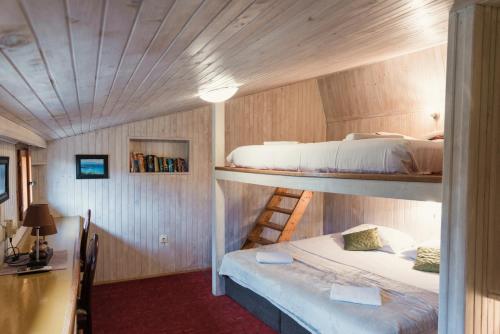 En eller flere senge i et værelse på Best Located Duplex Apartment