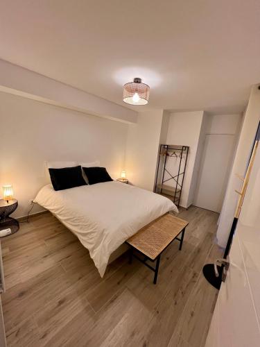 une chambre avec un grand lit et une table dans l'établissement La Résidence Alpha Viroflay 002 - 1 chambre - 4 pers, à Viroflay