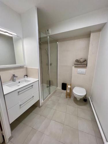 une salle de bain avec une douche, des toilettes et un lavabo dans l'établissement La Résidence Alpha Viroflay 002 - 1 chambre - 4 pers, à Viroflay