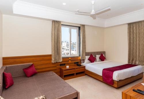 Letto o letti in una camera di Raghunandan Palace - A Premier Boutique Stay, City Center & 500 Meters from City Railway Station