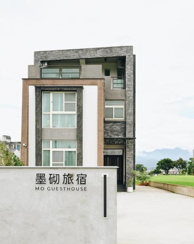 ShangwuにあるMo Guesthouseのアンケート禁止の標識がある建物