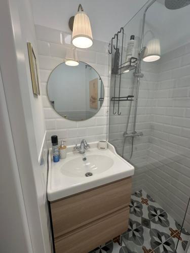La salle de bains est pourvue d'un lavabo et d'un miroir. dans l'établissement Relax apart Varna, à Varna