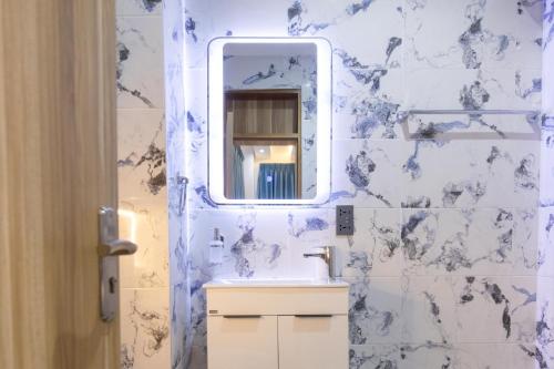un baño con lavabo y espejo en Classy Studio Apartment, East Airport, en Accra