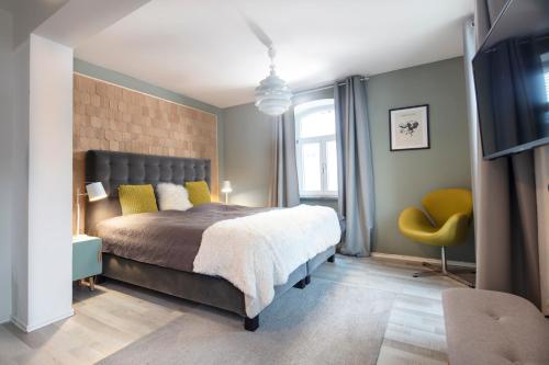 RiedenにあるFerienhaus Lemon Treeのベッドルーム1室(ベッド1台、黄色い椅子付)