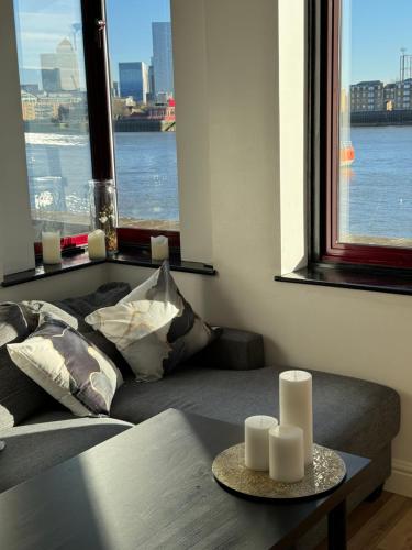 sala de estar con sofá y vistas al agua en Perfect in the centre with view, en Londres