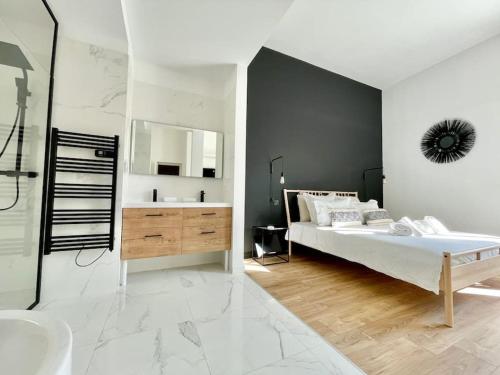 une chambre avec un lit, un lavabo et un miroir dans l'établissement Incroyable Villa Jardin Piscine - Coeur de Ville -, à Montpellier