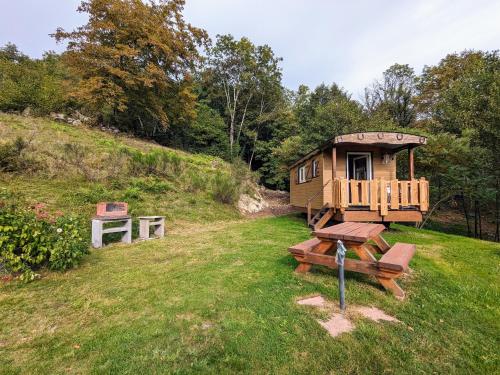 Roulotte cosy avec kitchenette, ruisseau apaisant et espace bien-être, nuit insolite à Ferdrupt - FR-1-589-444