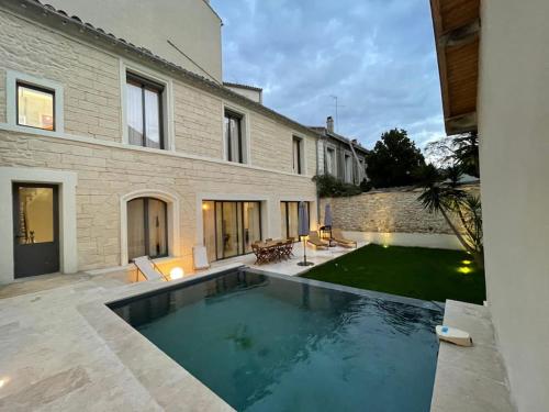 une piscine dans l'arrière-cour d'une maison dans l'établissement Incroyable Villa Jardin Piscine - Coeur de Ville -, à Montpellier