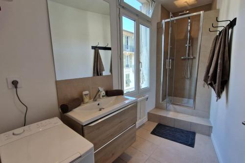 y baño blanco con lavabo y ducha. en BEL Appartement Neuf Lumineux en Niza