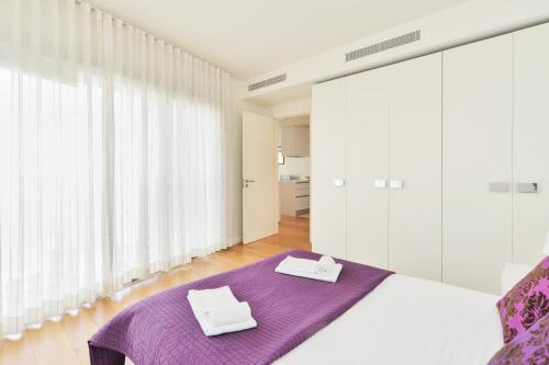 A bed or beds in a room at Sunny & Bright Amoreiras - Checkinhome