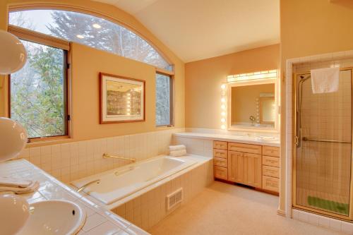 een badkamer met een bad, een wastafel en een douche bij Family-Friendly Home about 2 Mi to River Run Day Lodge in Sun Valley
