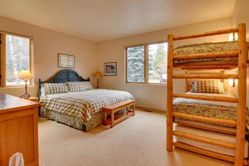 een slaapkamer met een stapelbed en een ladder bij Family-Friendly Home about 2 Mi to River Run Day Lodge in Sun Valley