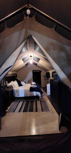 a room with a bed in a tent at Tot Hier Toe in Phalaborwa