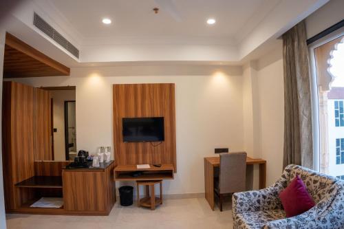 TV o dispositivi per l'intrattenimento presso Raghunandan Palace - A Premier Boutique Stay, City Center & 500 Meters from City Railway Station