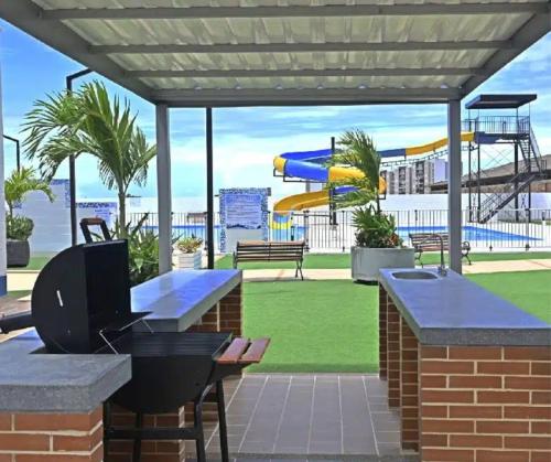 un patio con un parque acuático con un tobogán en Apartamentos en Club Residencial con Piscina, en Ibagué