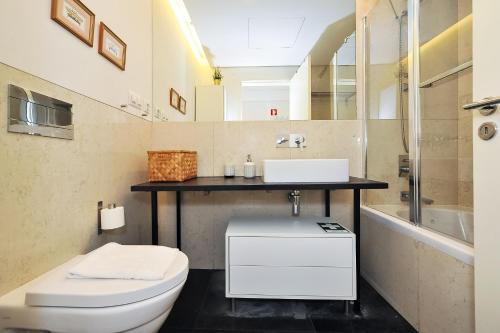 A bathroom at Sunny & Bright Amoreiras - Checkinhome