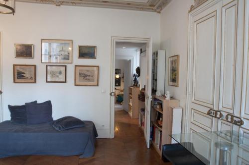 パリにあるDream Catcher 3Bdr Paris apartmentのベッドルーム1室(ベッド1台、ガラス張りのテーブル付)