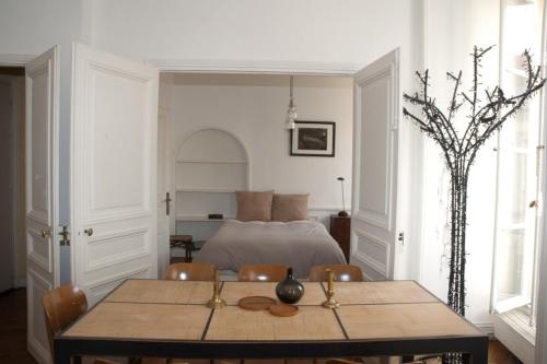 une chambre avec un lit, une table et des chaises dans l'établissement Dream Catcher 3Bdr Paris apartment, à Paris
