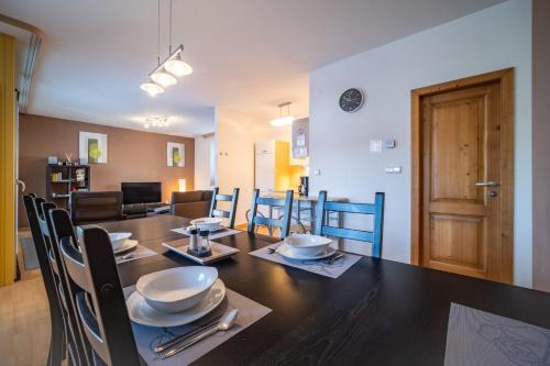 - une salle à manger avec une table et des chaises dans l'établissement Apartment Riviera 500-15 Lipno Home, à Lipno nad Vltavou