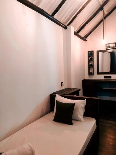 a bed in a room with a tv on the wall at Haven Harbour in Ella