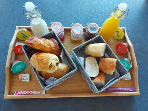 two trays of food on a tray with bread and drinks at La Secrète in Barlin