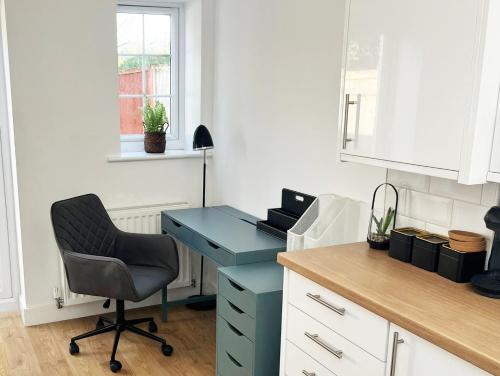 een blauw bureau in een keuken met een stoel bij Oxford - Private House with Garden & Parking 16 in Oxford