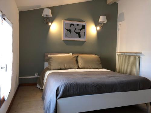 une chambre avec un lit et un mur végétal dans l'établissement Maison de village avec jardinet, à Bruguières