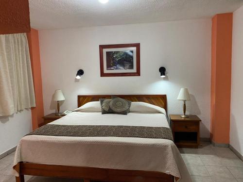 - une chambre avec un lit avec deux lampes et deux tables dans l'établissement Quinta Mar, à Ciudad Valles